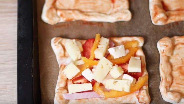 Pridėti supjaustytą svogūną ir saldžius pipirus, taip pat supjaustytą sūrį.