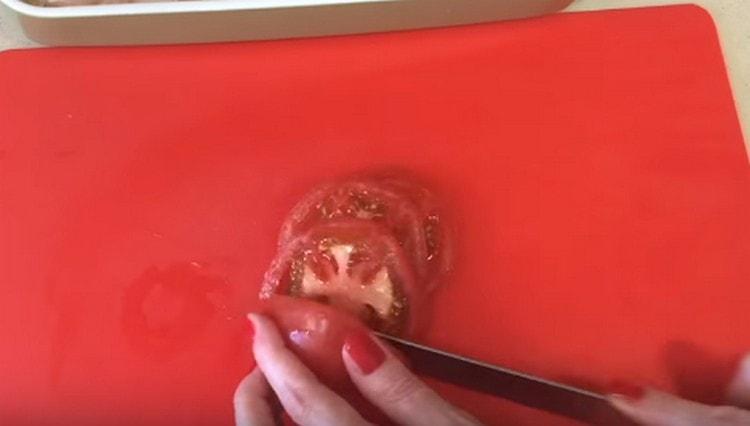 Nakrájejte rajče na kruhy.