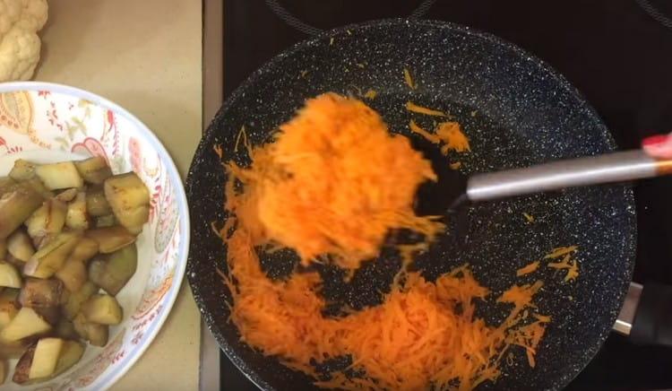 išimkite baklažaną iš keptuvės ir pakepinkite tarkuotas morkas.