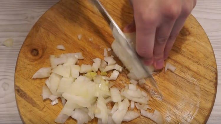 Leikkaa porkkanat ympyröiksi ja hienonna sipuli.