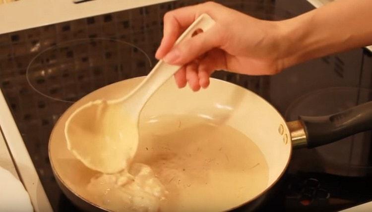 Ζεσταίνουμε το τηγάνι με φυτικό λάδι, βάζουμε το ψήσιμο με ψάρια σε ένα κουτάλι.