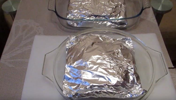 Distribuire porzioni di pesce in un foglio su una teglia e inviarle al forno.