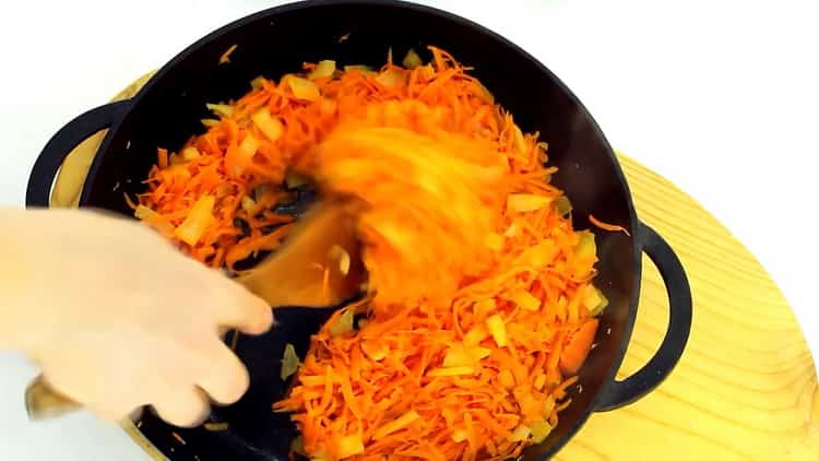 Per preparare le cotolette di carota, friggi gli ingredienti