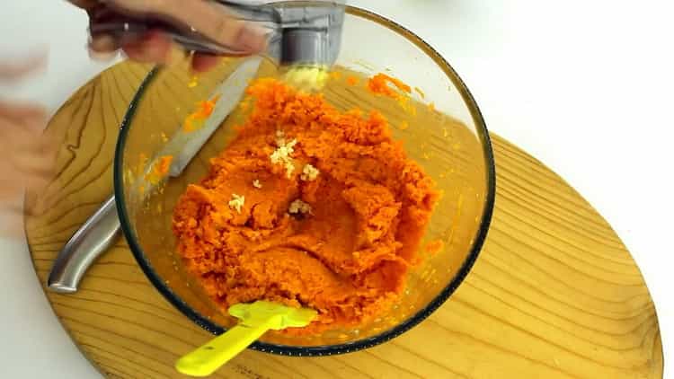 За да направите моркови котлети, добавете чесън