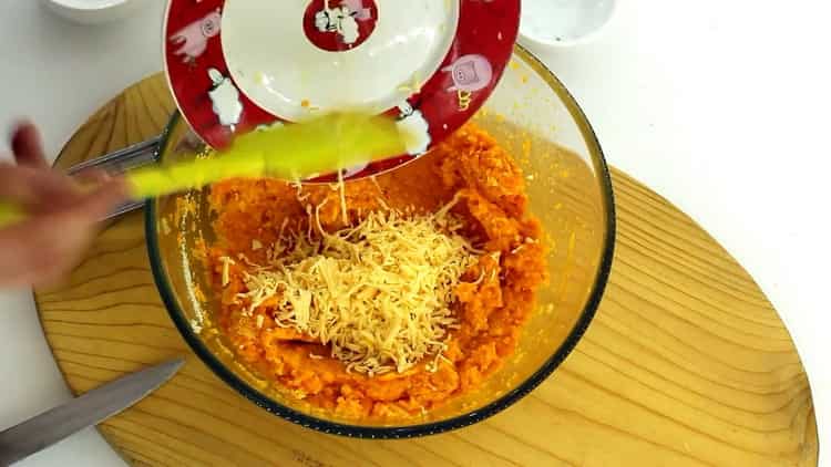Per mescolare le cotolette di carota, mescolare gli ingredienti