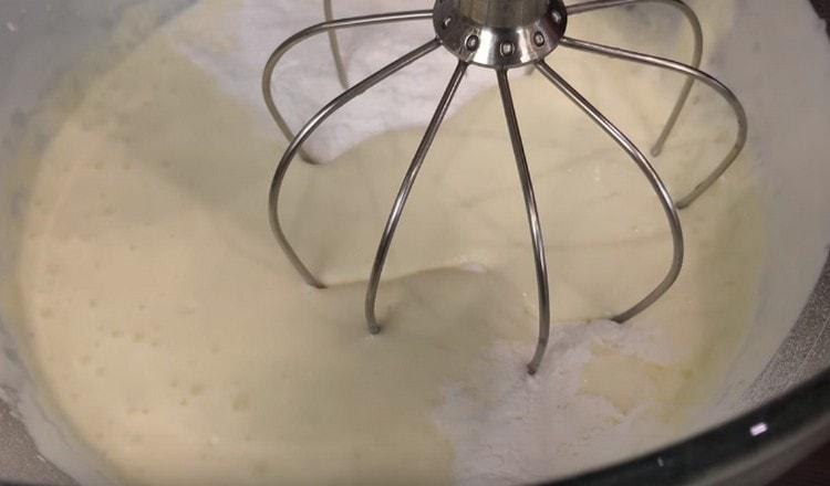 In una crema quasi pronta, aggiungi un addensante di panna acida e batti fino a che liscio.