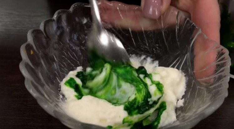 Parte della crema viene conservata in un contenitore separato e mescolata con una tintura verde.