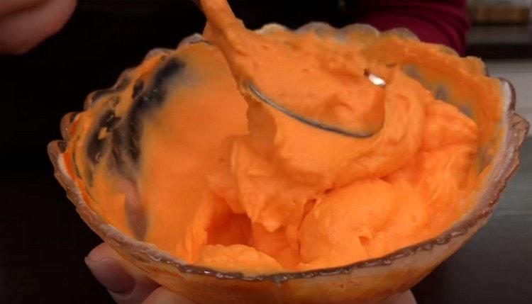 In un altro contenitore, mescolare un po 'di crema con colorante all'arancia.