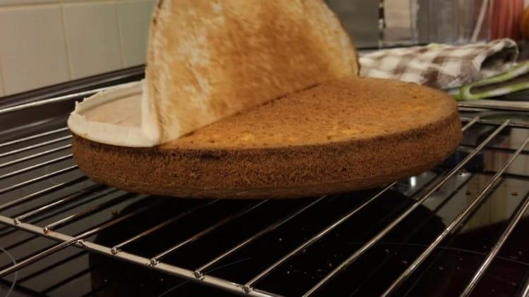 Γυρίστε το κέικ πάνω στη σχάρα σύρματος, αφαιρέστε το περγαμηνή από αυτό και αφήστε το να κρυώσει.