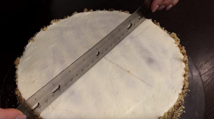 Визуално разделете тортата на 8 части.