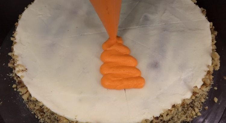 Naudodami konditerinį maišelį ant pyrago išspauskite morkos formos papuošimą.