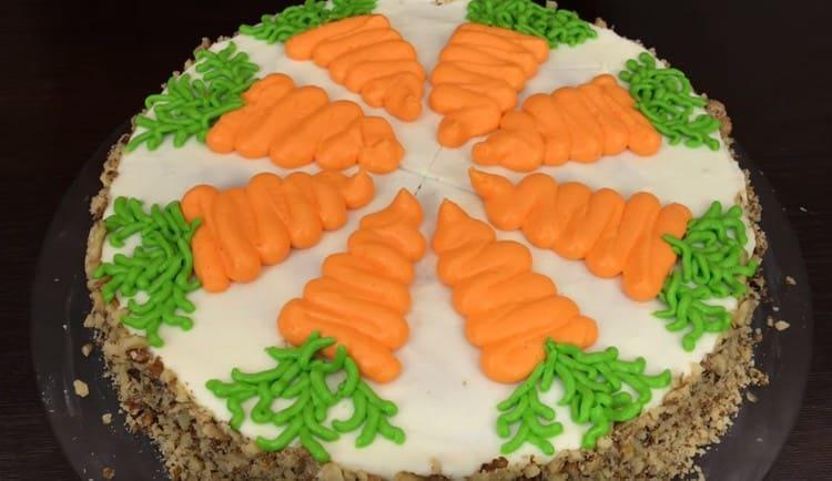 Kaip matote, net paprastą morkų pyragą su grietine galima labai įdomiai papuošti.