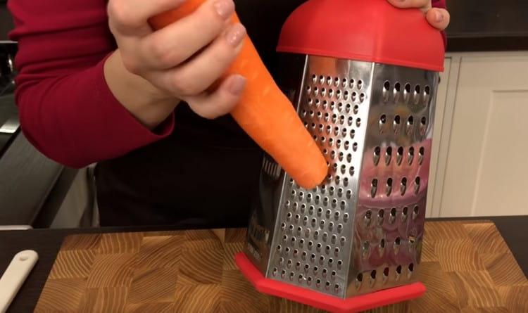 Reiben Sie die Karotten auf einer feinen Reibe.