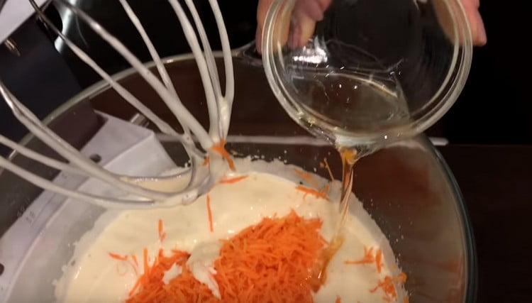 Разпределяме морковите в тестото, добавяме растително масло.