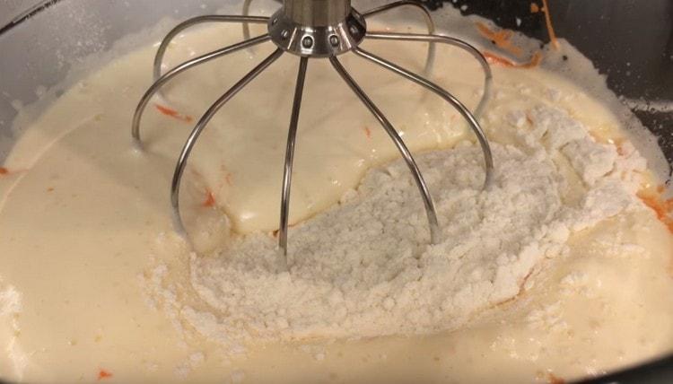 Добавете част от брашното към тестото и разбъркайте.