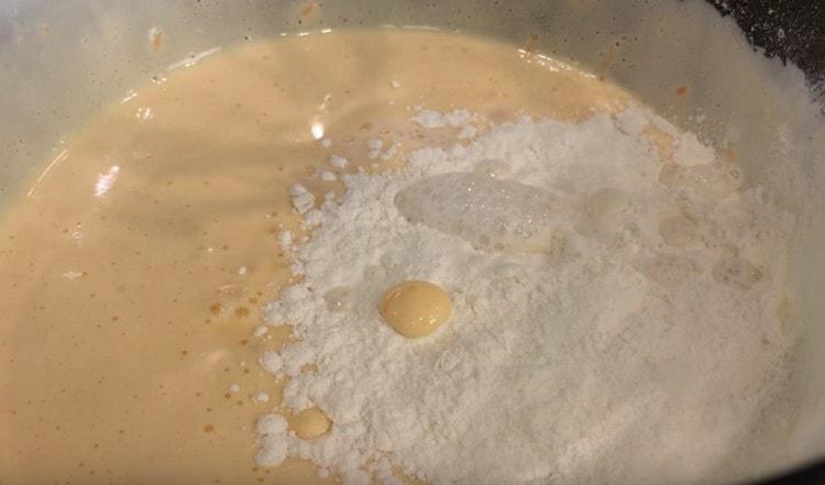 Aggiungi la farina rimanente, la soda all'impasto e mescola di nuovo.