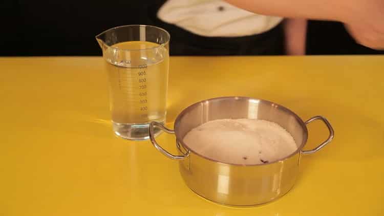За да направите сок от боровинки, смесете съставките