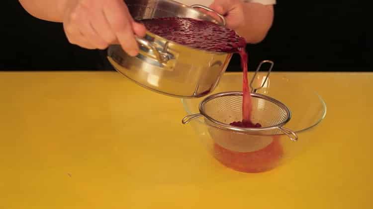 Per preparare il succo di frutta dal ceppo di mirtilli rossi