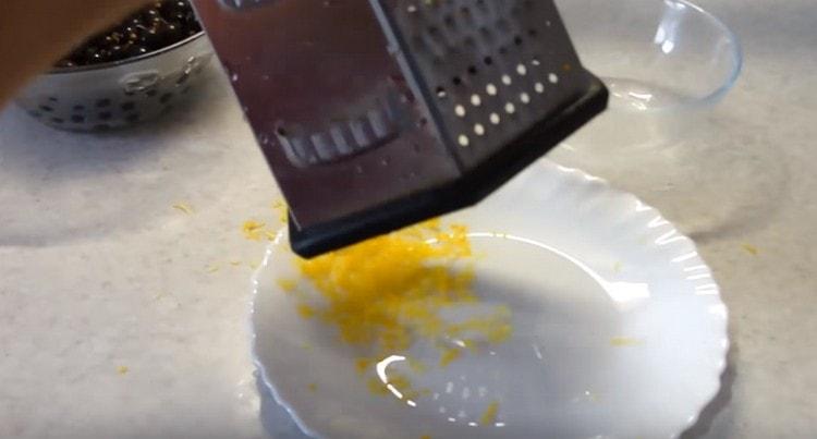 Reiben Sie die Zitronenschale auf einer feinen Reibe.
