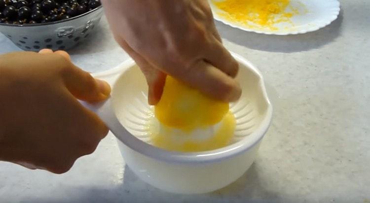 Saft aus der Zitrone pressen.