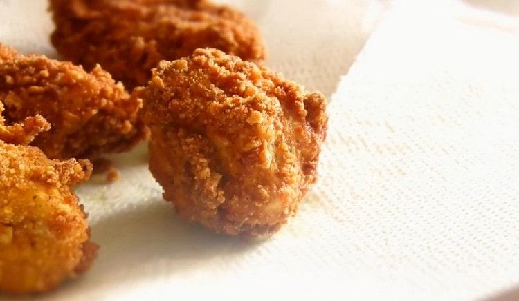 Vyzkoušejte tento recept na kuřecí nugety doma.
