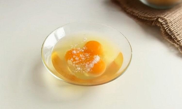يخفق البيض في وعاء ويضاف الملح.