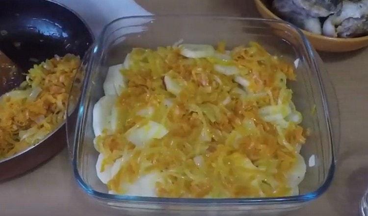 Auf die Kartoffeln verteilen wir die Hälfte der Zwiebeln und Karotten.