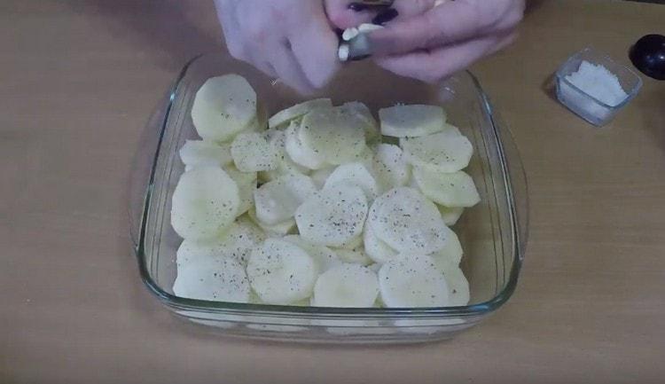Į bulves įpilkite česnako ir palikite marinuoti.