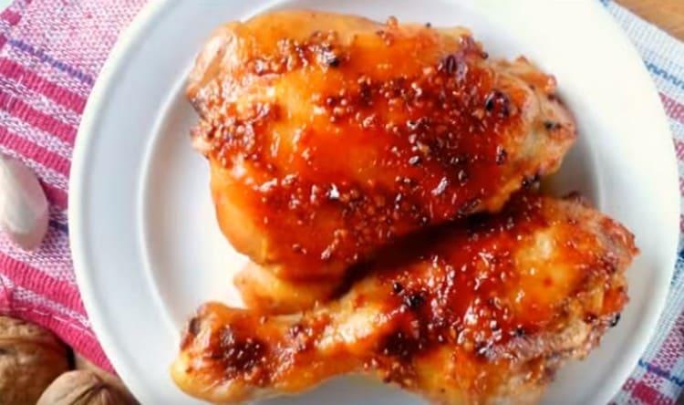 По този начин можете лесно да готвите пилешки бутчета във фурната с хрупкава коричка.