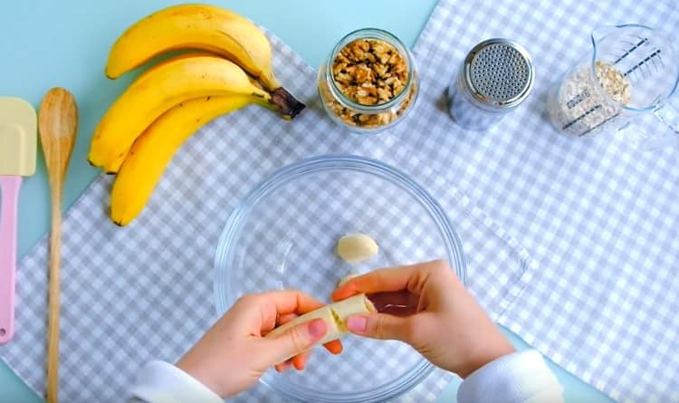قم بتقسيم الموز المقشر إلى قطع ووضعه في وعاء.