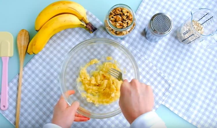 Impastare le banane con una forchetta o interrompere con un frullatore.