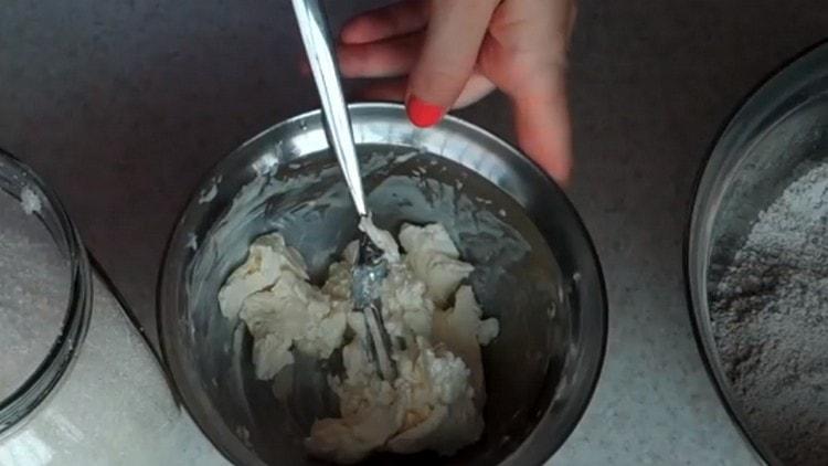 Změkčené máslo rozetřete vidličkou.