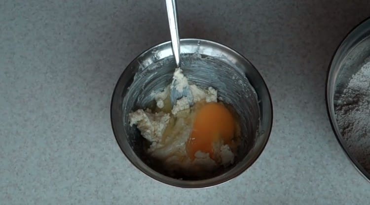 أضف البيضة إلى كتلة الزيت.