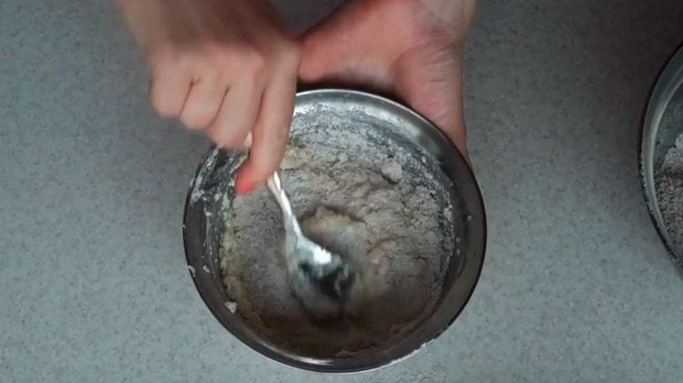 Versa la farina nella massa oleosa e impasta l'impasto.
