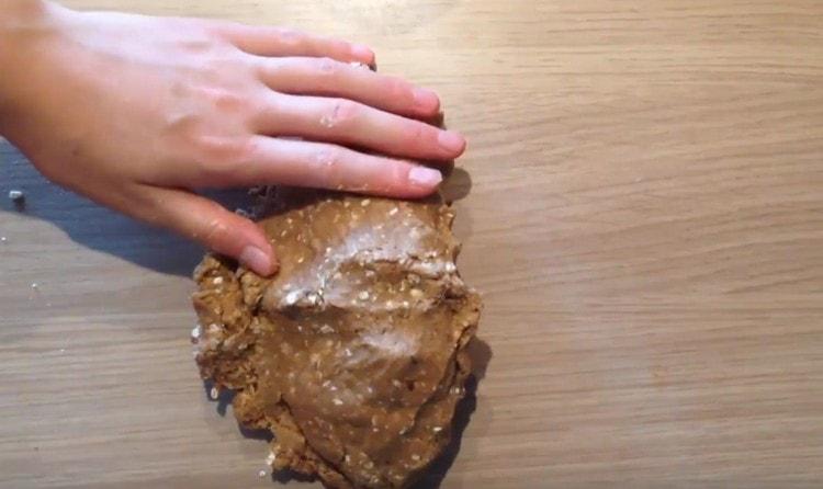 готовото тесто не трябва да се придържа към ръцете ви.