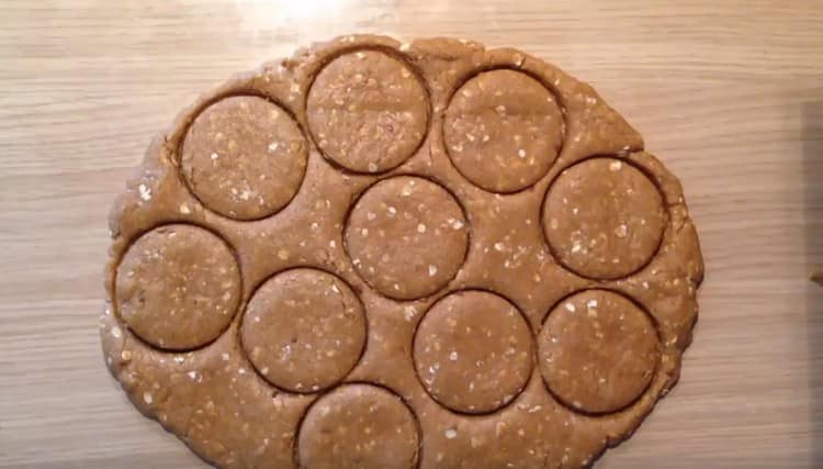 Kekse mit einer Form oder einem Glas aus der Teigschicht drücken.