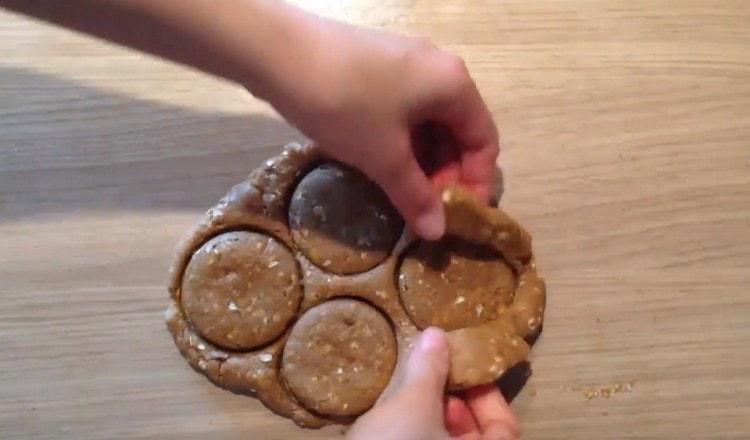 Formulujte cookies, dokud neskončí veškeré těsto.