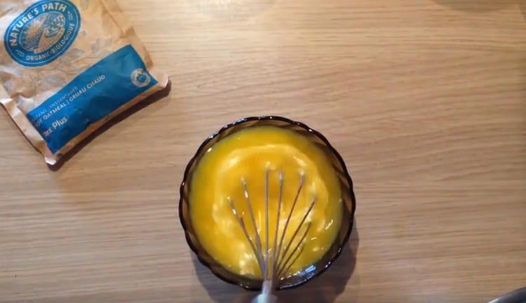 Přidejte roztavené máslo a promíchejte.