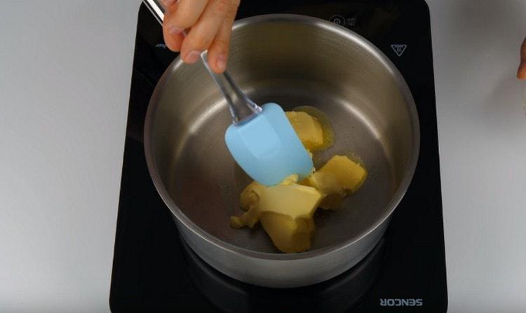 In einem Topf die Butter schmelzen lassen.