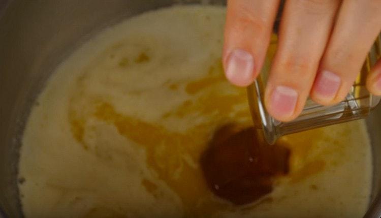 Към разтопеното масло добавете вода и мед.