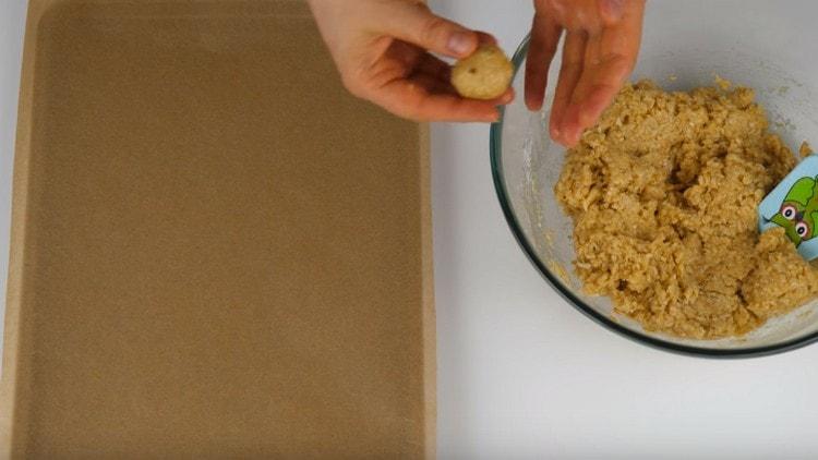 Разточете топките тесто с големина на орех.