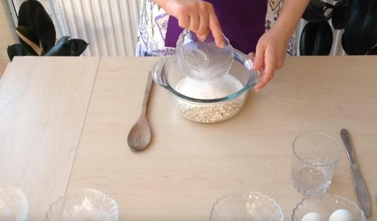 Комбинирайте овесена каша, брашно и захар в купа.