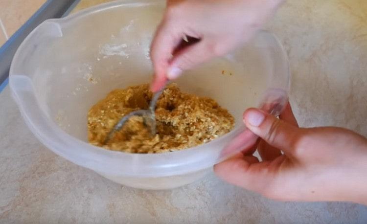 Ανακατέψτε τη ζύμη βρώμης με ένα κουτάλι.