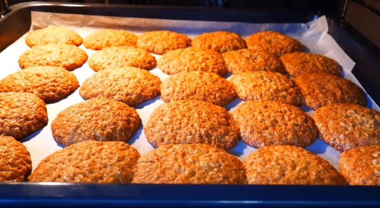Nel processo di cottura dei biscotti sparsi in circolo.