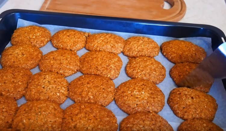 Noch warme Kekse sollten sorgfältig voneinander getrennt werden, wenn sie zusammenkleben.