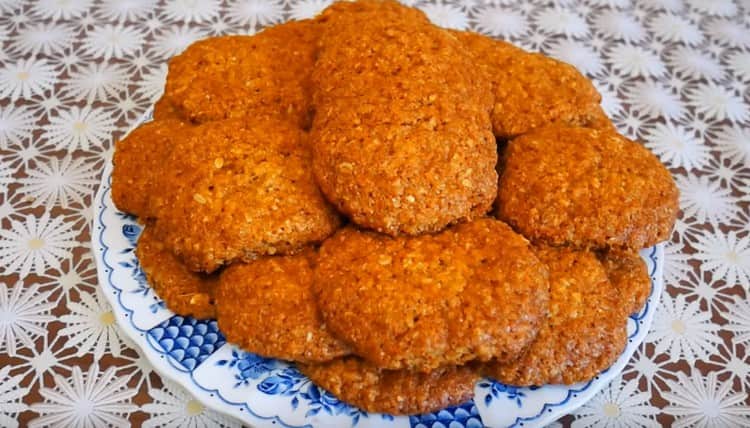 Se lo si desidera, i biscotti di farina d'avena su kefir possono essere decorati con zucchero a velo.