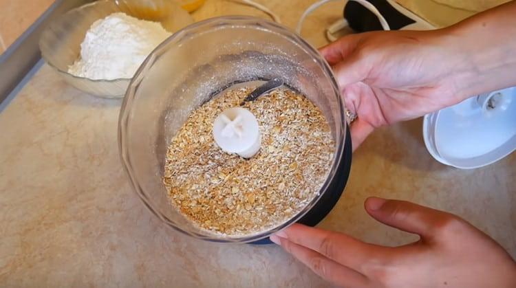 Haferflocken mit einem Mixer zu Mehl zerkleinern.
