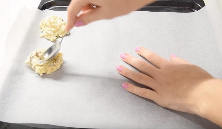 تنتشر ملفات تعريف الارتباط على ورقة الخبز مع ملعقة.