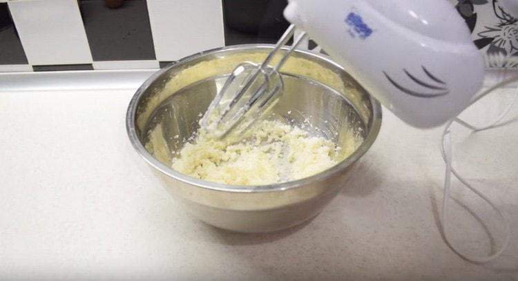 Die weiche Butter mit einem Mixer mit Zucker verquirlen.