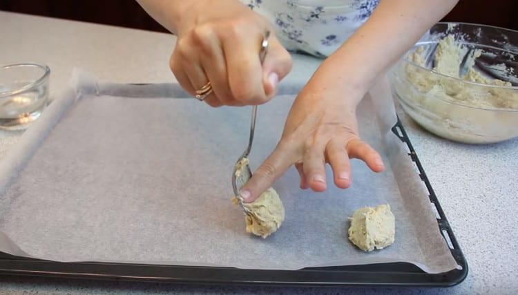 Полученото тесто разпределяме върху лист за печене, покрит с пергамент само с лъжица.